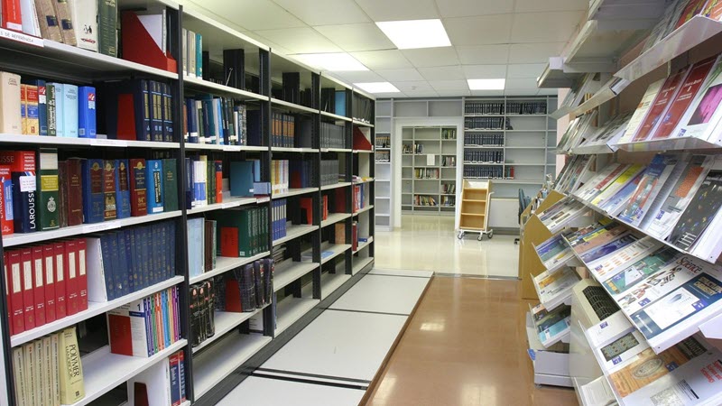 Reading and consultation spaces at the ICMAB library